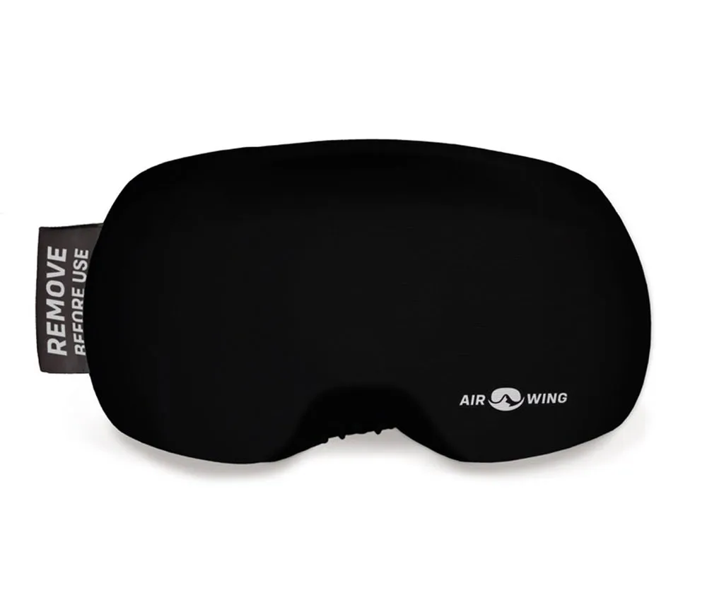 Schwarze Airwing Skibrillen Schutzhülle mit "Remove Before Use" Aufdruck und Logo.