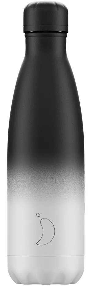 Schlanke, zylindrische Chillys Trinkflasche mit Schwarz-Weiß Farbverlauf und Logo.