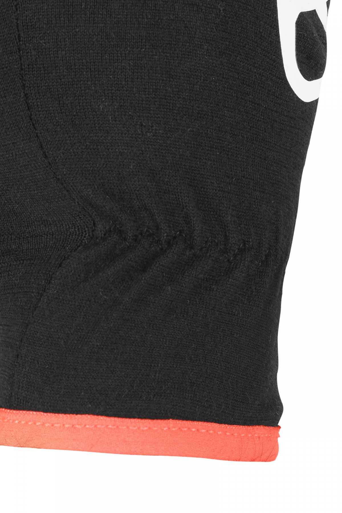 Schwarzer Ortovox Merino Handschuh Detailaufnahme vom Handgelenk eines schwarzen Ortovox Merino Handschuhs. Unten ist ein oranger Saum zu sehen.