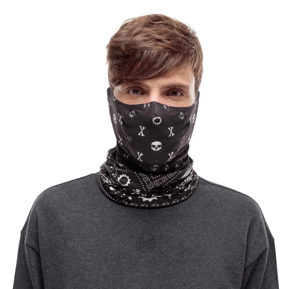 Mann mit schwarzem Buff Filter Tube, Totenkopfmuster, bedeckt Nase und Mund.