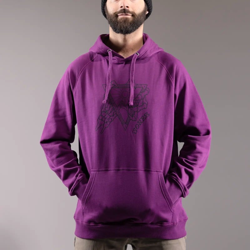 Lila Jones Tweaker Organic Cotton Hoodie mit Kängurutasche und Aufdruck auf der Brust. Modell mit Mütze.
