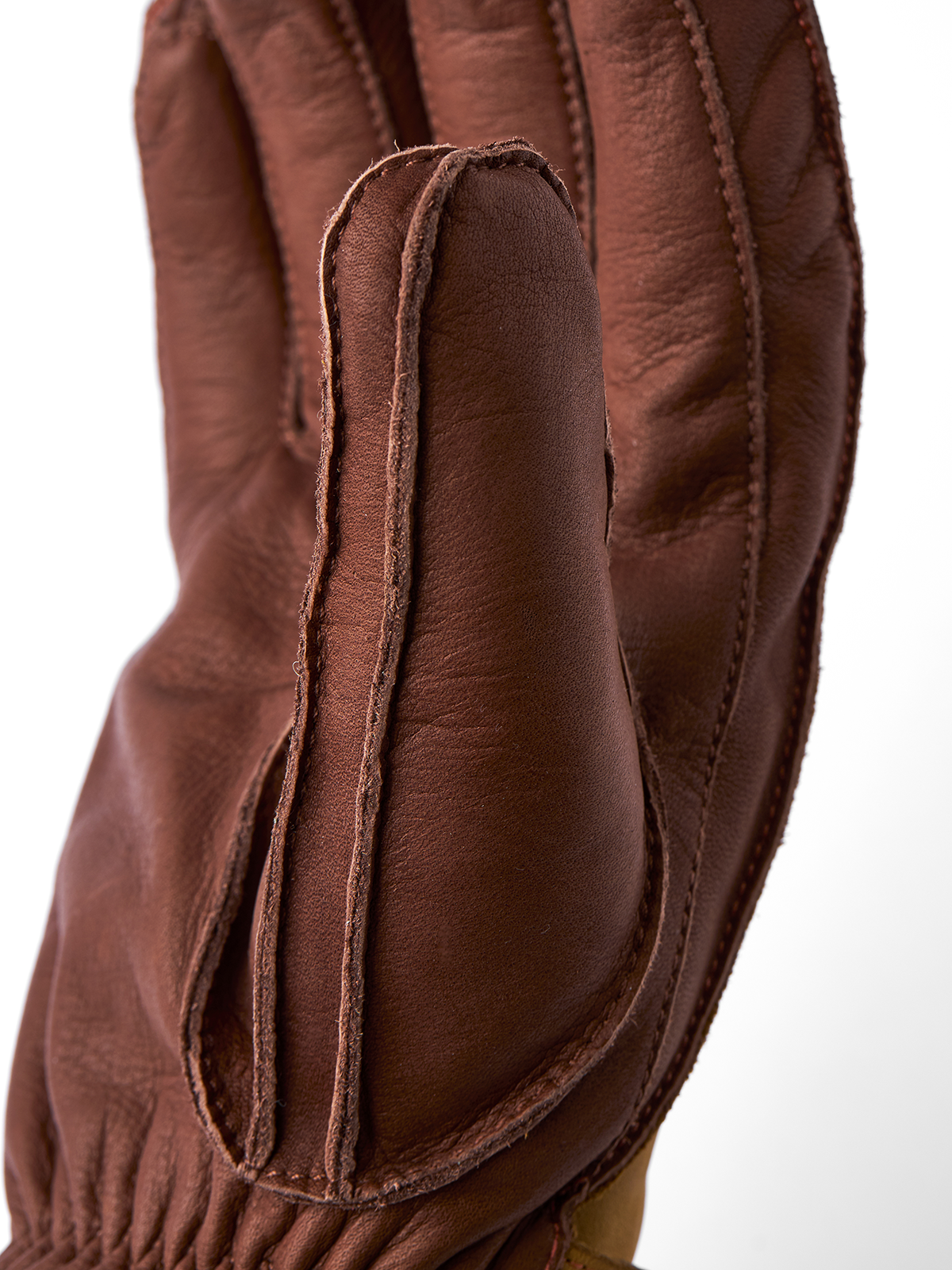 Hestra Wakayama Handschuh Nahaufnahme eines braunen Hestra Wakayama Lederhandschuhs, der die Nahtdetails zeigt.