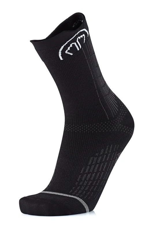 Eine schwarze Socke mit weißem Logo am Schaft und grauem Streifen an der Spitze, auf weißem Hintergrund.