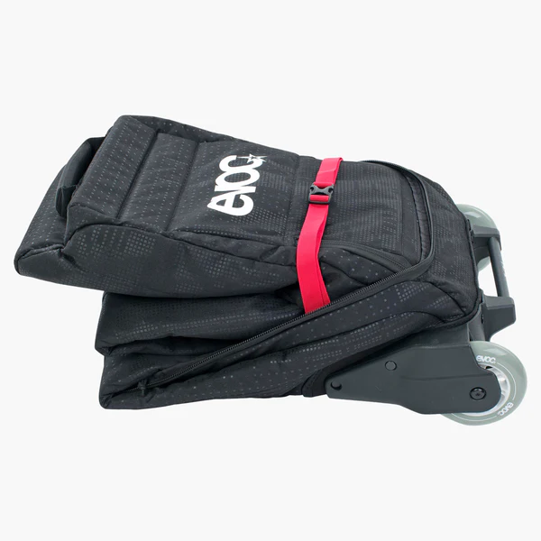 Evoc Ski Roller Zusammengefalteter Evoc Ski Roller mit rotem Gurt und Rollen für den Transport. Das Evoc Logo ist aufgedruckt.