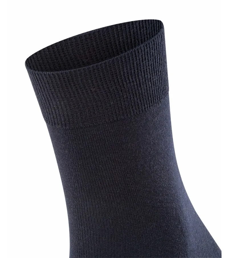 Nahaufnahme einer dunkelblauen Herrensocke mit Rippbündchen.
