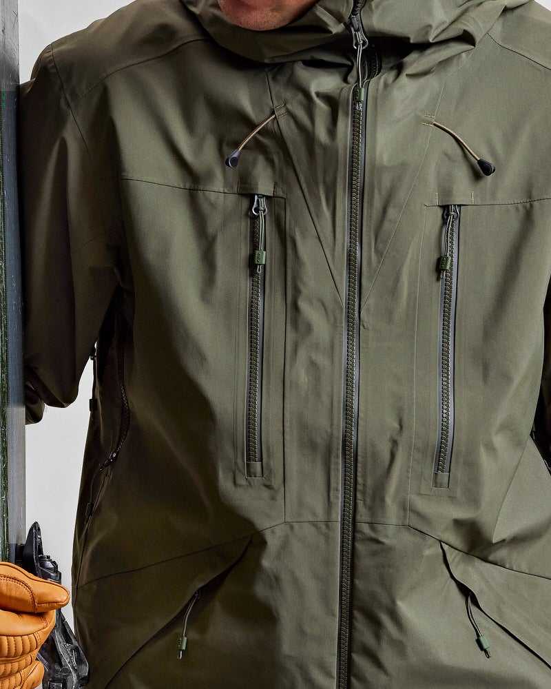 Nahaufnahme einer Z-2 HD GORE-TEX Pro 3L Shell Jacket in Waldgrün, mit Reißverschlüssen und Kapuze.