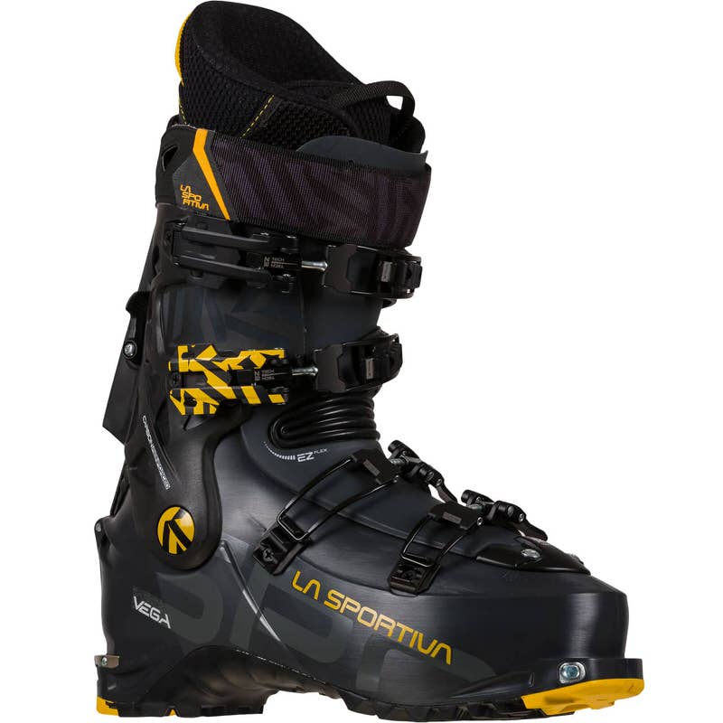 Schwarzer La Sportiva Vega Man Skitourenschuh mit gelben Akzenten und vier Schnallen, seitliche Ansicht.