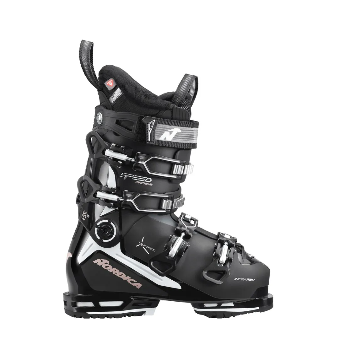 Schwarzer Nordica Speedmachine 85 W Skischuh von der Seite, mit Metallschnallen und weißem Schriftzug.