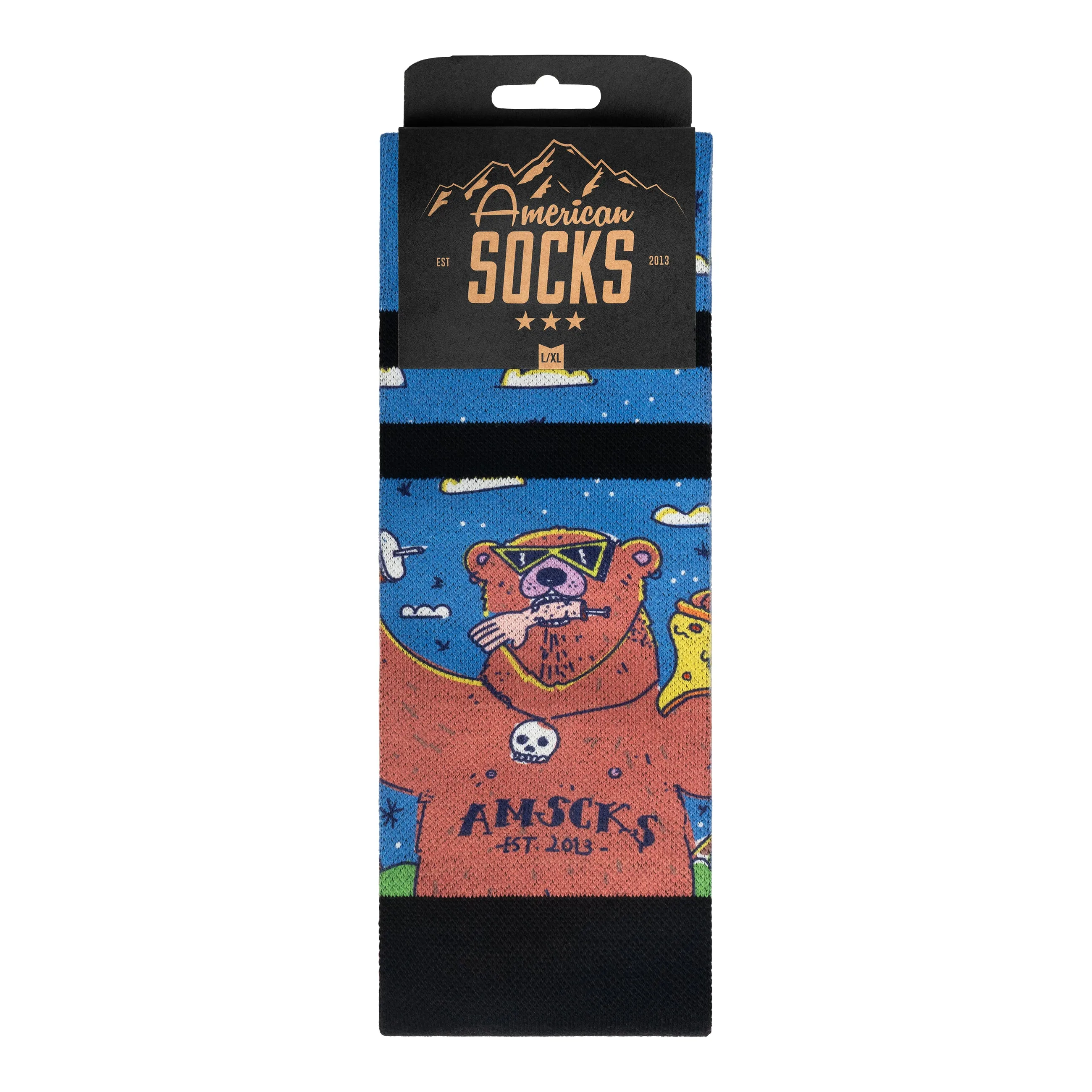 Verpackte, kniehohe Snow Socks mit Bär-Motiv, der Pizza isst, Wolken, Sterne und dem Schriftzug "American Socks".