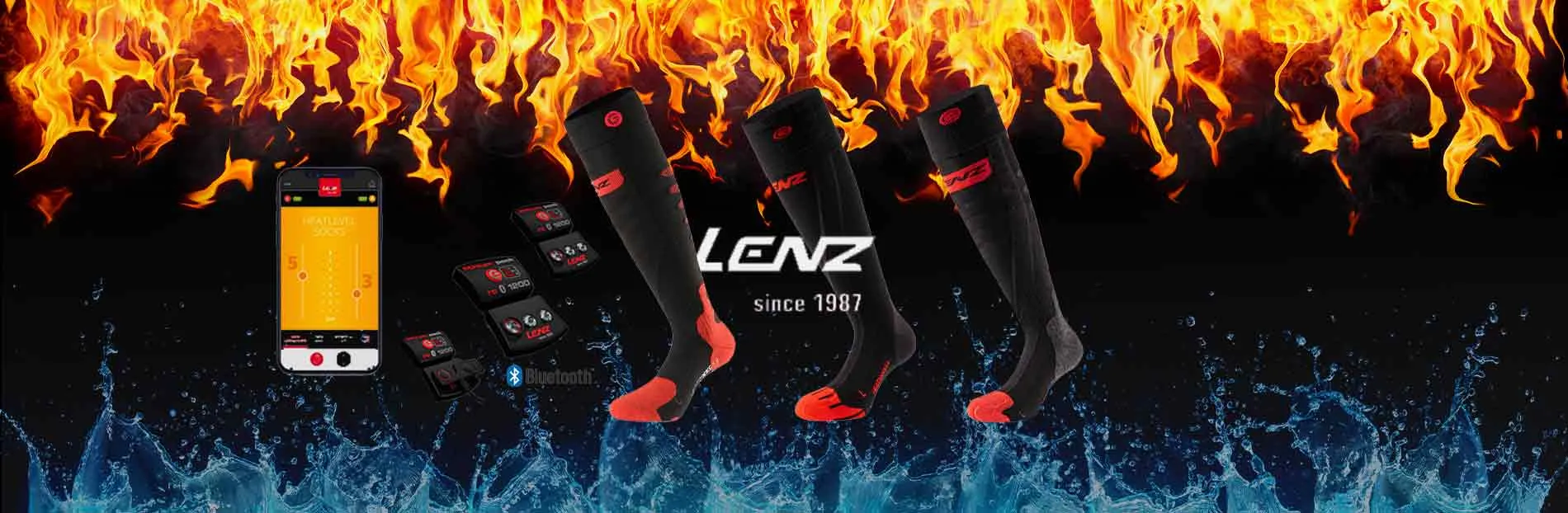Drei schwarze Heizsocken mit roten Akzenten vor Feuer und Wasserspritzern, dazu ein Smartphone und Batterien mit Lenz-Logo.