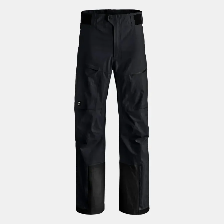 Eine schwarze, wasserabweisende Hose mit Taschen und verstärkten Beinenden steht vor einem weißen Hintergrund.