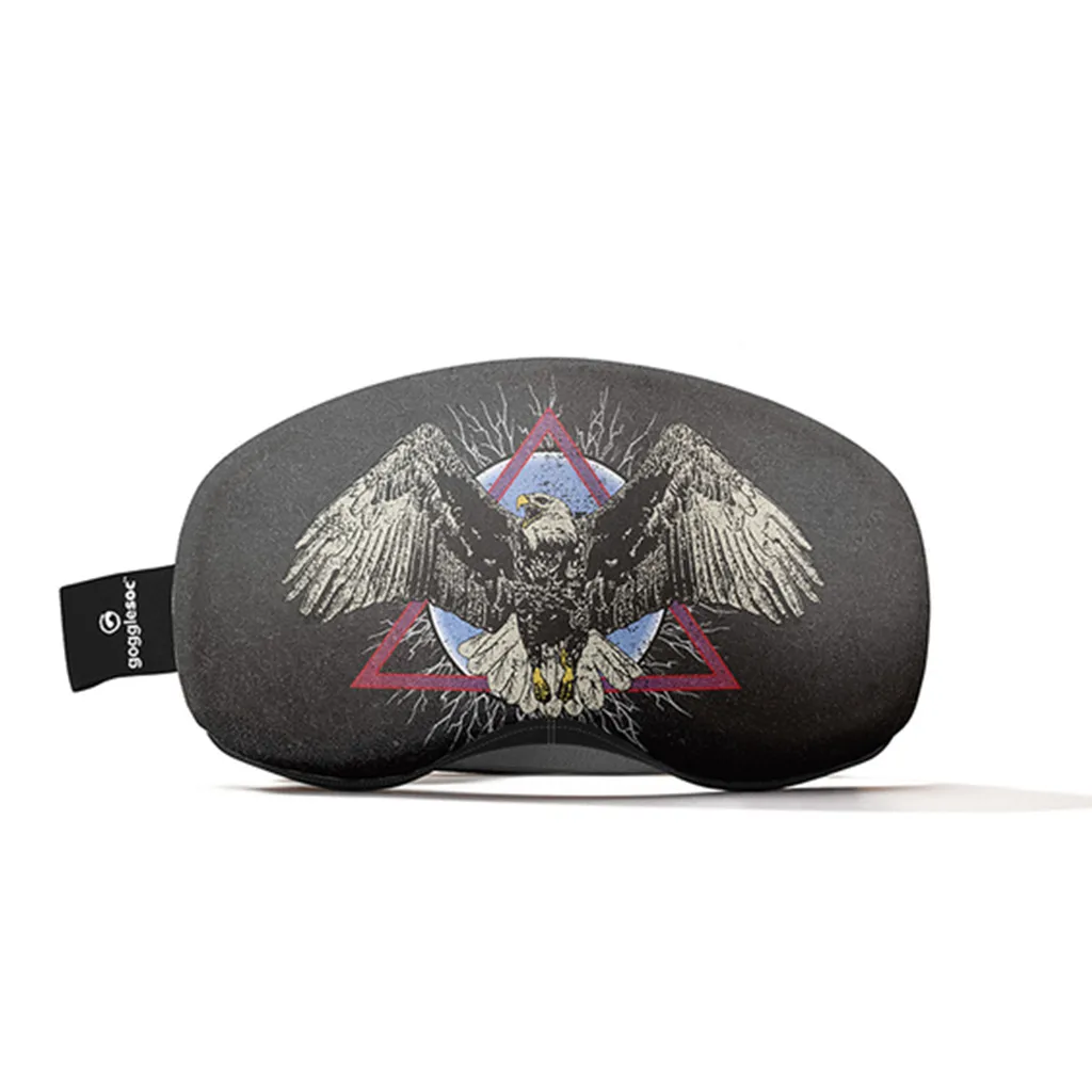 Schwarzer Gogglesoc Pro mit Adler-Motiv, rotem Dreieck und blauem Kreis.