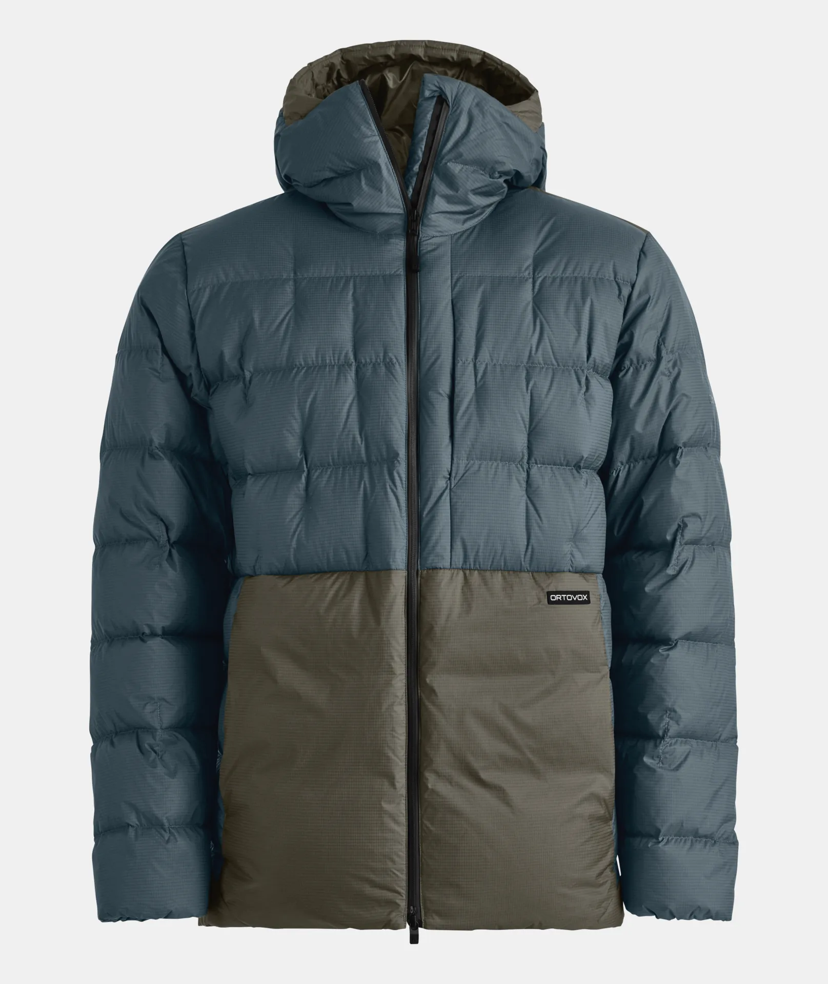 Blaue Daunenjacke mit Kapuze und durchgehendem Reißverschluss. Unterer Teil ist braun und mit "Ortovox" Logo.