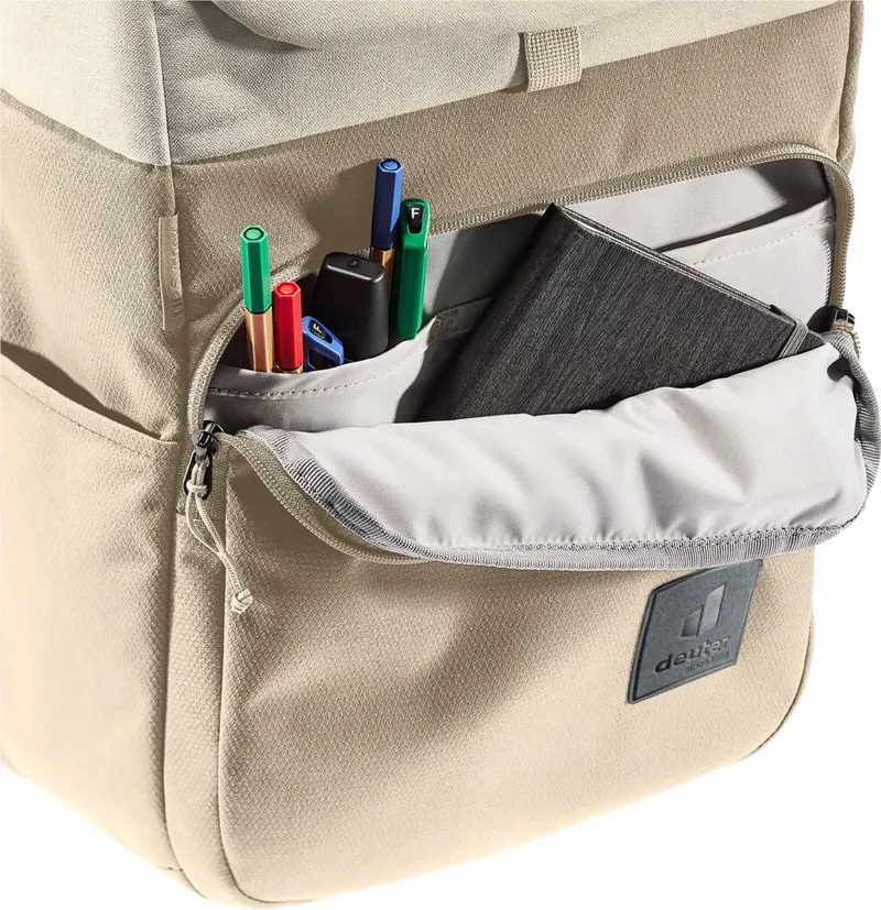 Detailansicht des Sand-Bone UP Sydney Rucksacks mit offenem Fach. Stifte, Notizbuch und Reißverschluss sichtbar.