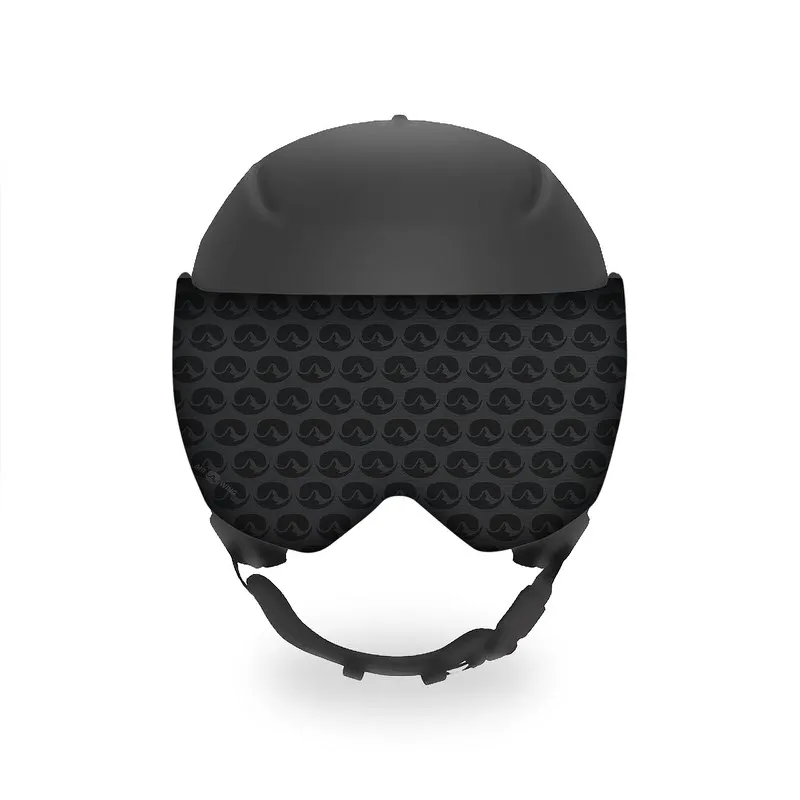 Frontansicht eines schwarzen Helms mit Visor-Schutz, gemustert mit stilisiertem Logo.