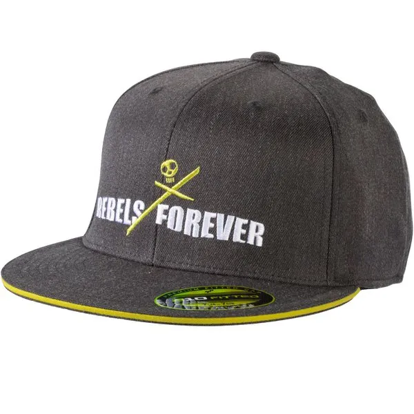 Graue Cap mit gelbem Rand und weißer Stickerei "Rebels Forever" mit Totenkopf und gekreuzten Skiern.