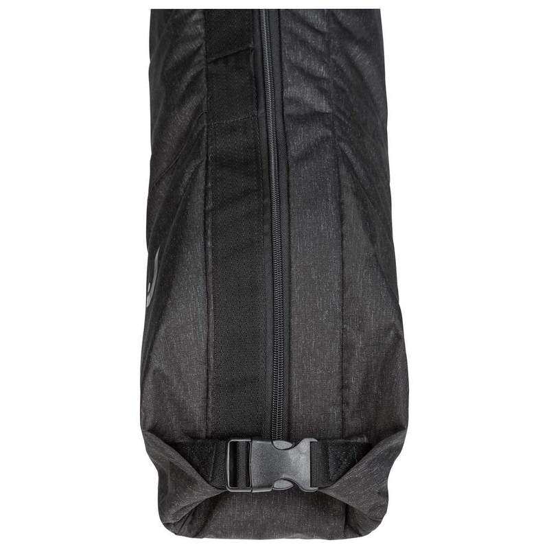 Schwarze Head Kore Skibag: Detailansicht der Tasche mit Reissverschluss und Clip-Verschluss.