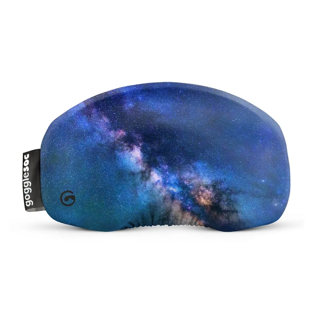 Nebula Gogglesoc: Schutzhülle für Skibrille mit blauem Galaxien-Muster und 'gogglesoc' Logo an der Seite.