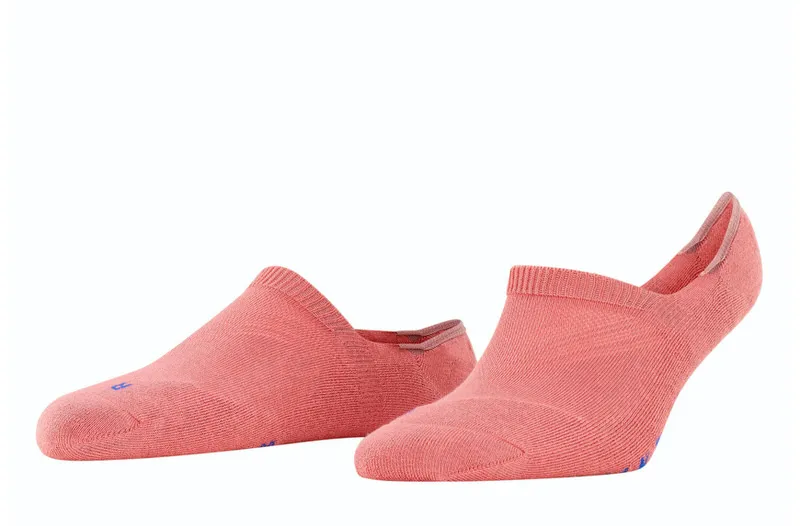 Zwei Powder Pink Damen Füßlinge im Invisible-Look, linker und rechter Strumpf, mit anatomischer FALKE-Passform.