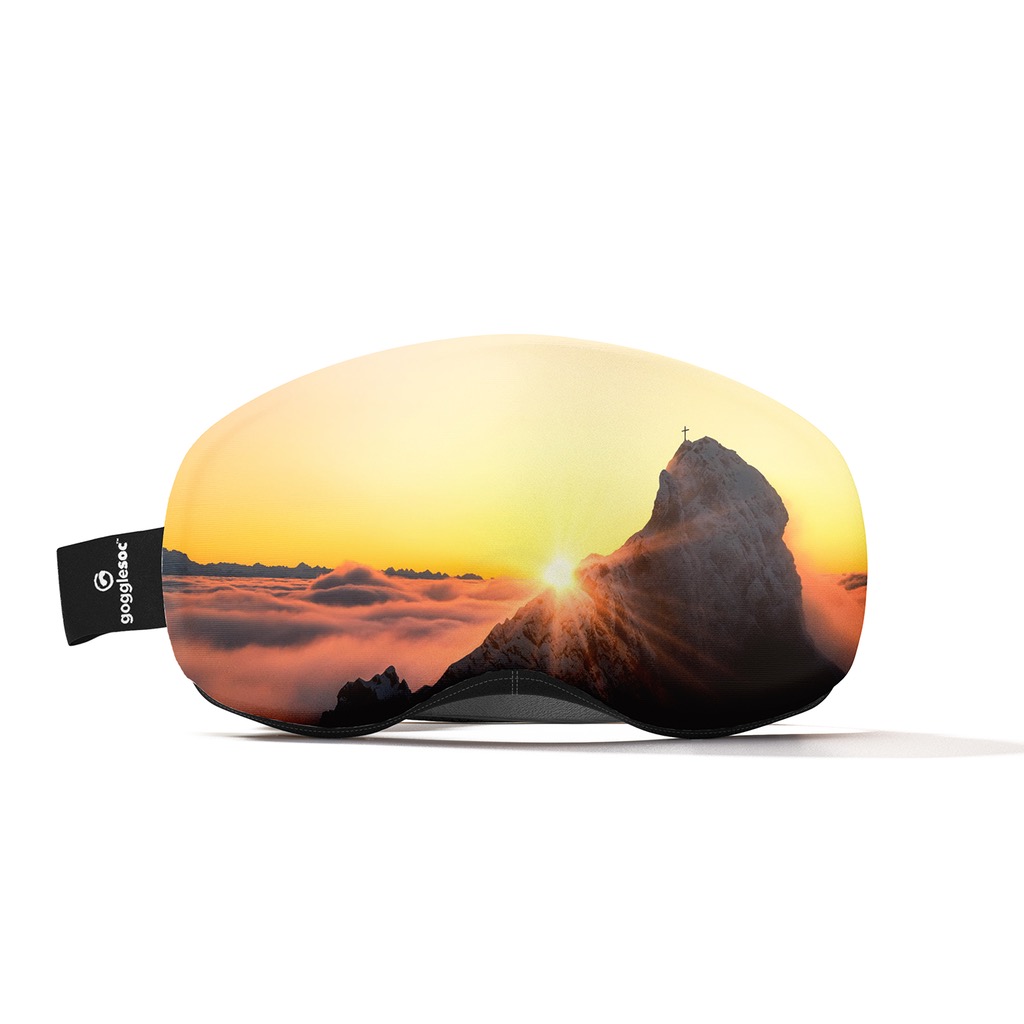 Bergmotiv Skibrille Awakenig Pro Soc: Skibrillen-Schutz mit Bergmotiv im Sonnenaufgang und Kreuz auf Bergspitze.