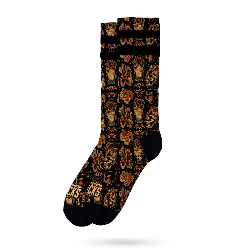 Eine einzelne, schwarze Socke der Marke "American Socks" mit Tattoo-Motiven.