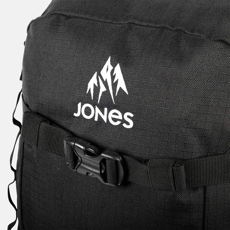 Detailaufnahme des schwarzen Jones Deeper 19L Backpack mit weißem Logo und schwarzem Gurtverschluss.