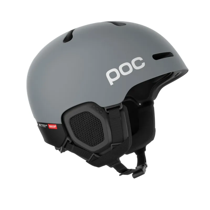 Grauer Skihelm mit seitlichem Belüftungsgitter, Kinnriemen und weißem "poc"-Logo.