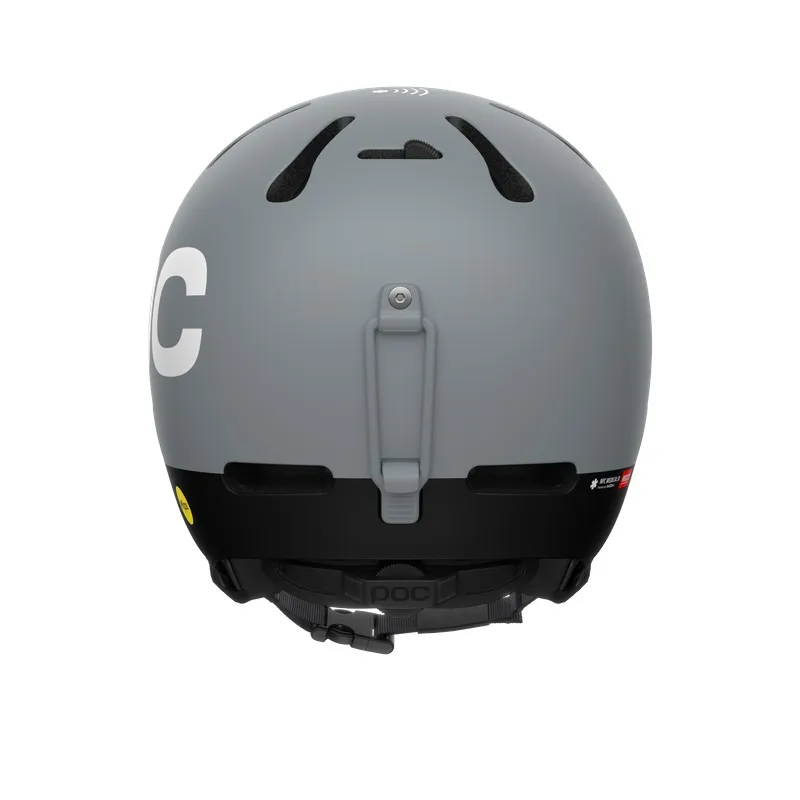 Grauer Skihelm von hinten mit Belüftungslöchern, einem Brillenhalter und dem weißen Buchstaben C. Der Nackenschutz ist schwarz.