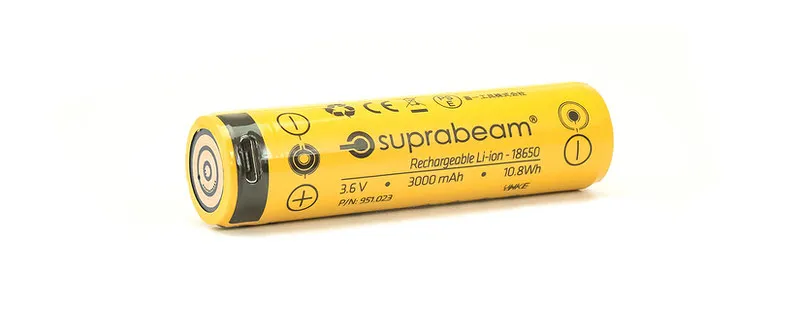 Gelbe Suprabeam Q3r Li-Ion 18650 Batterie mit 3000 mAh und USB-Ladeanschluss auf einem weißen Hintergrund.
