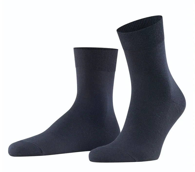 Zwei dunkelblaue Herrensocken, eine liegend, eine stehend, vor weißem Hintergrund.