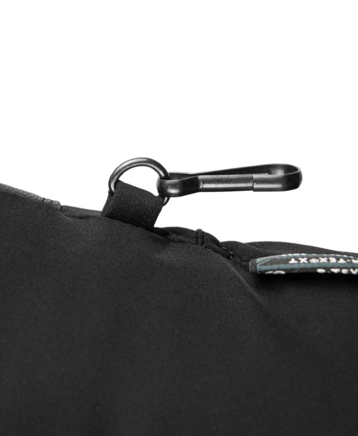 Detailansicht eines schwarzen Reusch Tiffany R-TEX XT Handschuhs mit Karabinerhaken.