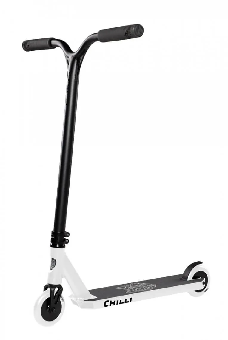 Weisser Chilli Pro Scooter Archie Cole mit schwarzer T-Bar und weissen Rädern vor weissem Hintergrund.