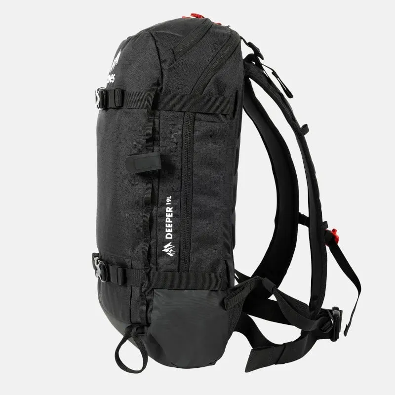 Schwarzer Jones Deeper 19L Backpack von der Seite, mit Schultergurten und Trageschlaufen. Seitlich ist der Schriftzug "Deeper 19L" zu sehen.