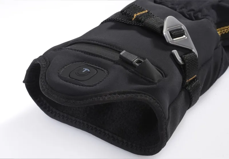 Detailansicht eines schwarzen Therm-ic Ultra Heat Liner Innenhandschuhs, Manschette mit Knopf.