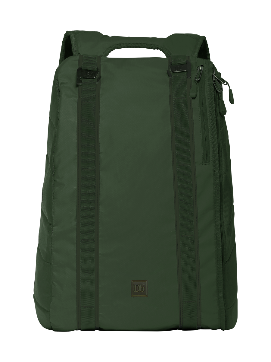 Douchebags Base Rucksack 15L Der Douchebags The Base 15L Rucksack in Pine Green, Frontansicht mit Gurten und Reißverschlussdetails.