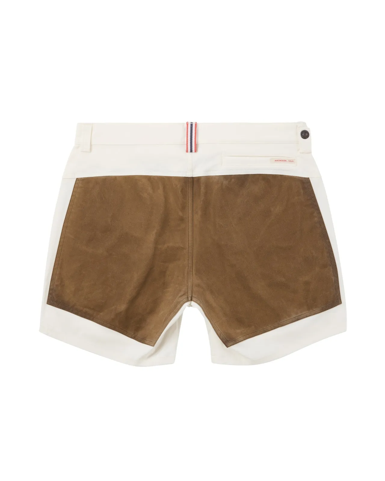 Kurze Hose, hinten weiß und braun, mit rot-blauem Detail am Bund.