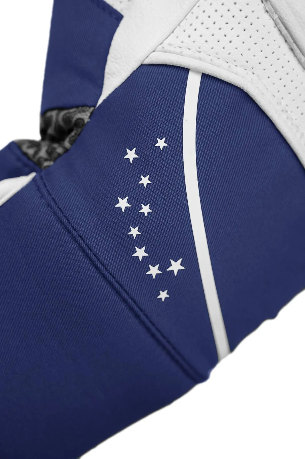 Nahaufnahme eines Kleidungsstücks in Blau mit weißen Sternen und einem Streifen. Der obere Teil ist weiß und perforiert.