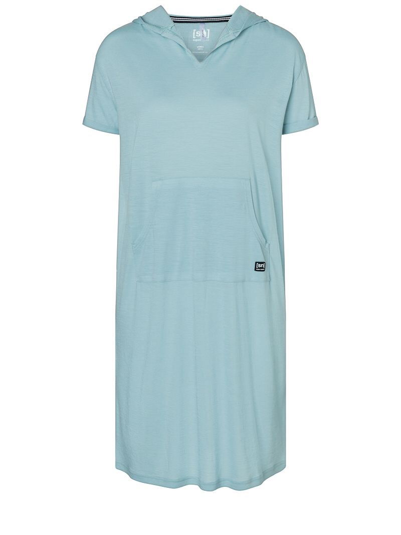 Helles Hooded Dress Ein hellblaues Super.Natural Hooded Dress mit Kapuze und kurzer Ärmel ist vor einem neutralen Hintergrund zu sehen.