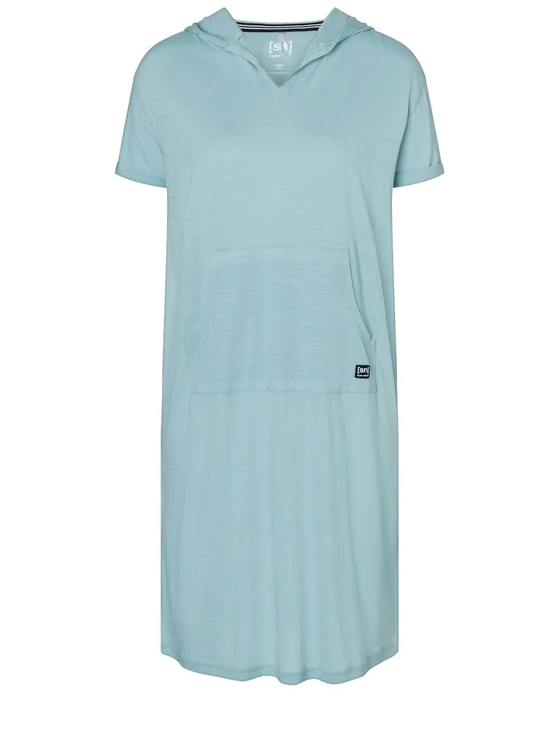 Ein hellblaues Super.Natural Hooded Dress mit Kapuze und kurzer Ärmel ist vor einem neutralen Hintergrund zu sehen.