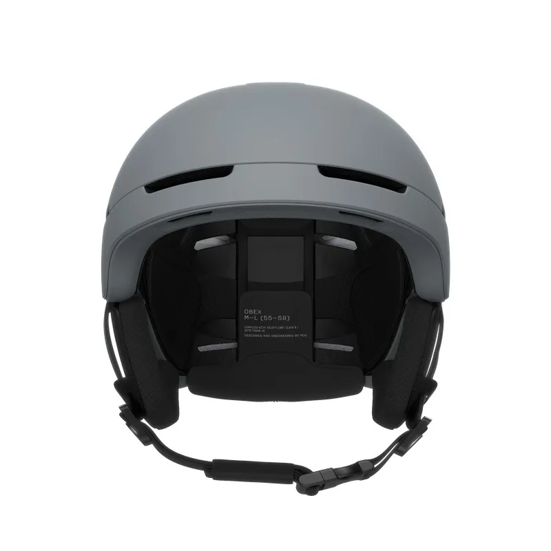 Frontansicht des matten, grauen POC Obex MIPS Ski- und Snowboardhelm, der das Innenleben und den Verschlussmechanismus zeigt.