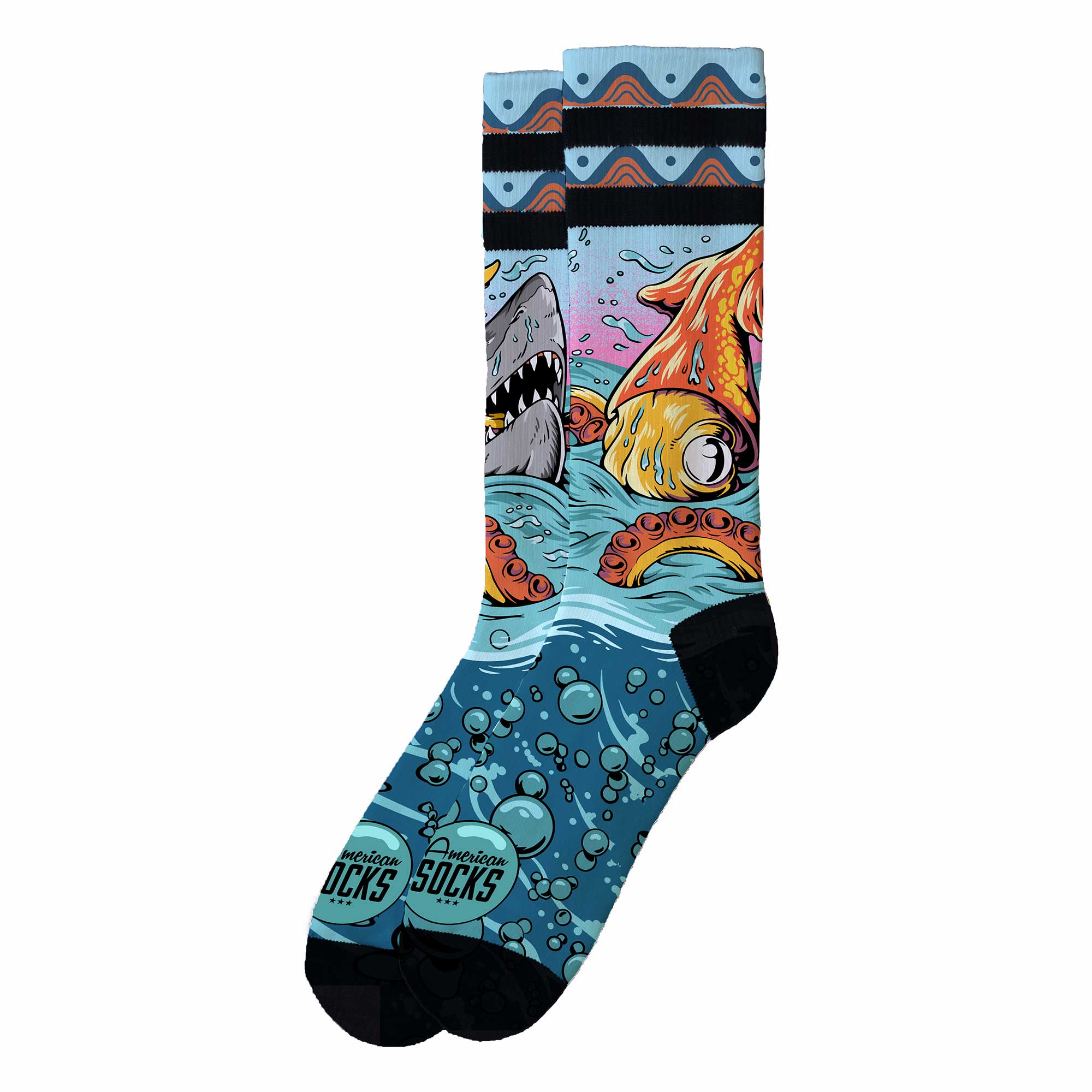 Seacreatures-Socken Socke mit Seacreatures-Motiv: Hai, Oktopus, Wellen und Blasen auf blauem Grund, schwarze Spitze und Ferse.