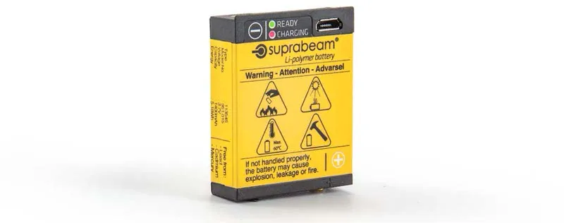 Gelbe Suprabeam Li-Polymer Batterie für S-Serie mit Warnsymbolen und USB Anschluss.