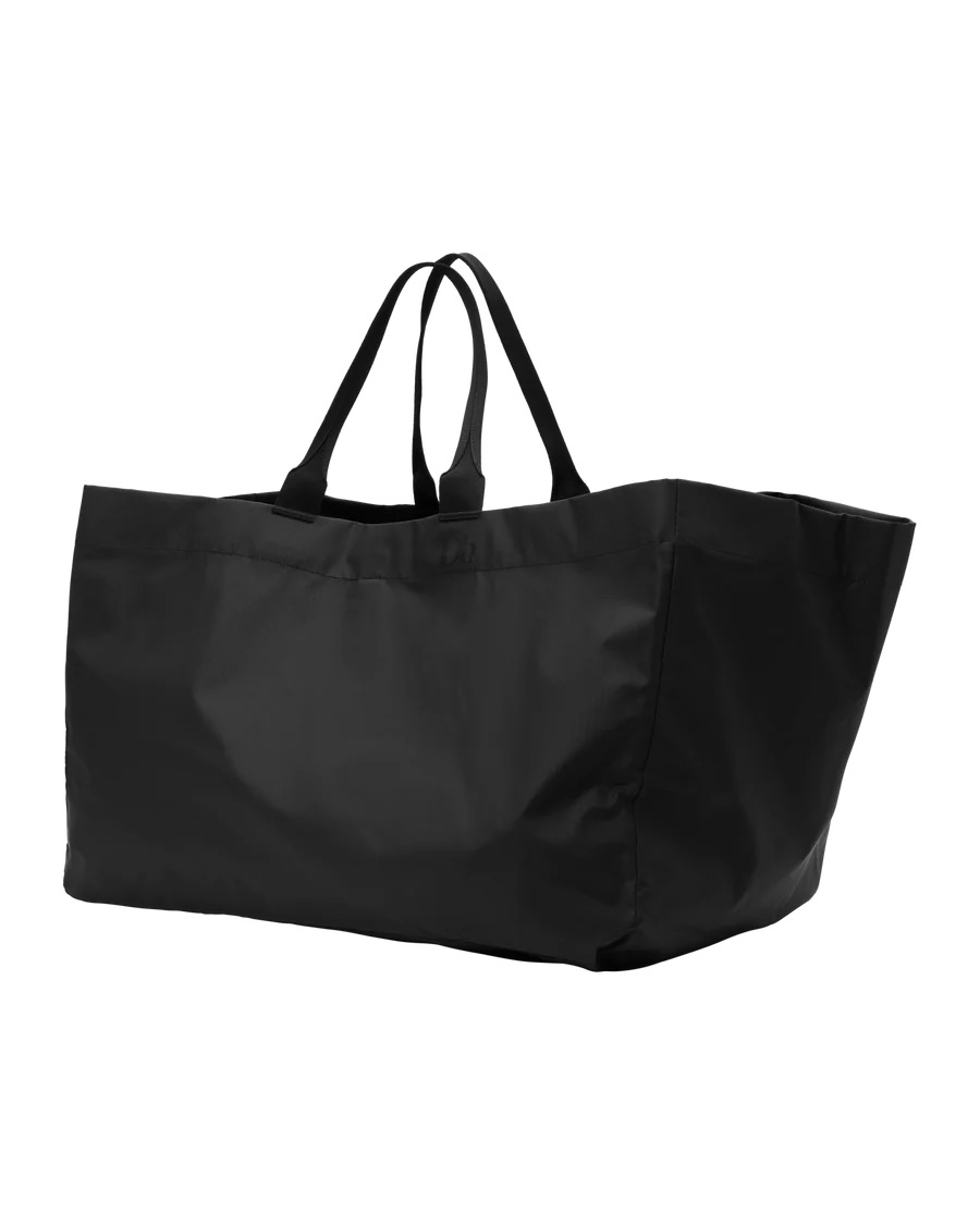 Schwarze Douchebags Surf Essential Tote Bag mit Tragegriffen, 80L Volumen, wasserdicht, freigestellt vor weißem Hintergrund.