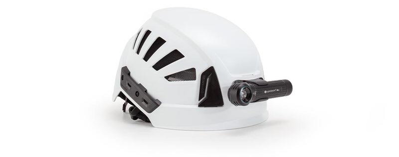 Weißer Helm mit Lampe Ein weißer Helm mit einer Suprabeam M6xr Stirnlampe, montiert an der Seite, auf weißem Hintergrund.