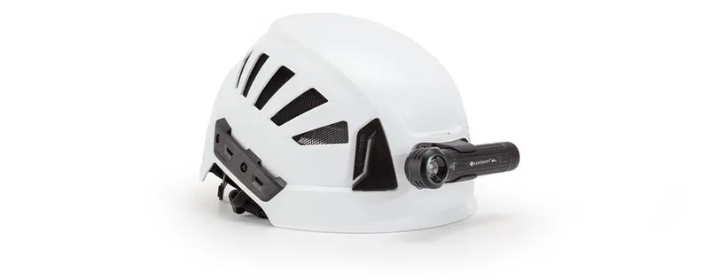 Ein weißer Helm mit einer Suprabeam M6xr Stirnlampe, montiert an der Seite, auf weißem Hintergrund.