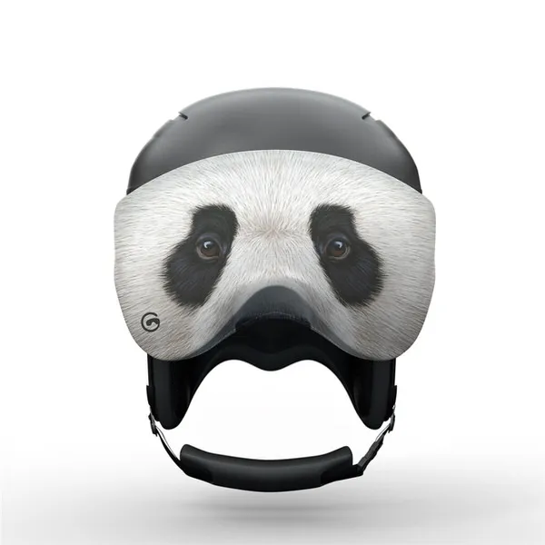 Skihelm mit Panda Visorsoc, weiße Mikrofasersocke mit Panda-Augen über der Skibrille.