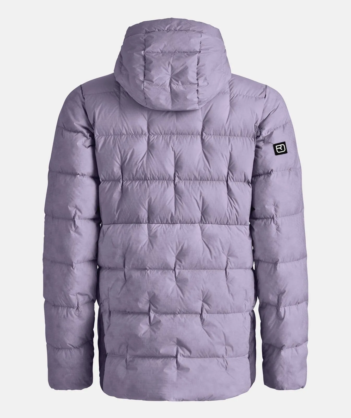 Lila Daunenjacke mit Kapuze, von hinten gesehen. Quadratische Steppung und Markenlogo am linken Ärmel.