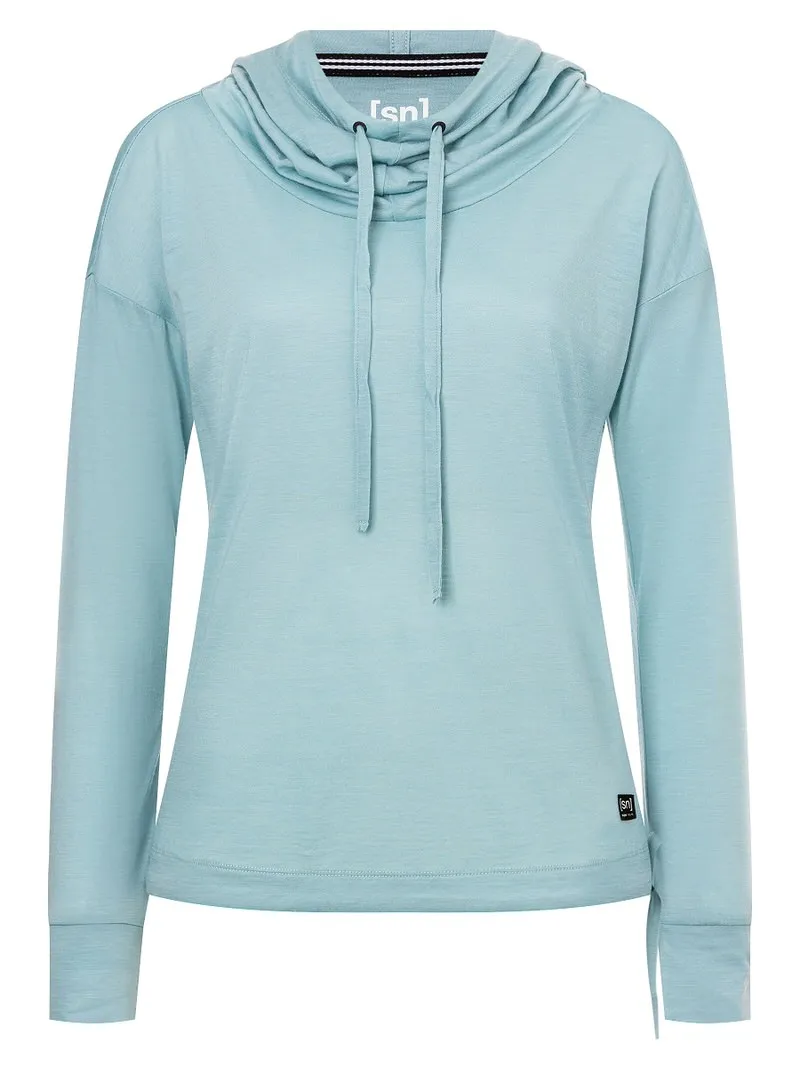 Hellblauer, langärmliger Funnel Hoodie für Frauen. Die Kapuze hat Kordeln zum Verstellen.