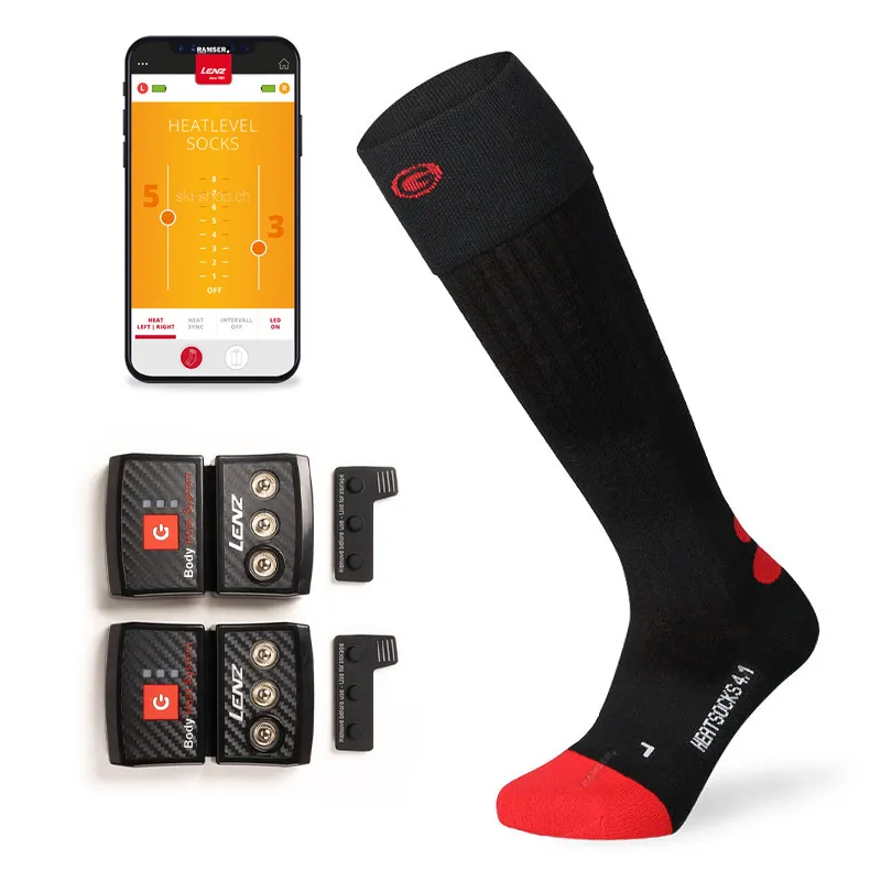 Lenz Heat Sock 4.1 Set: Schwarze Socke mit roter Zehenkappe, Akkus, Stecker und Smartphone mit App-Anzeige.
