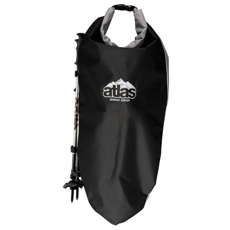 Schwarze Atlas Schneeschuhtasche mit grauem Innenfutter und Trekkingstöcken an der Seite. Das Atlas-Logo ist aufgedruckt.
